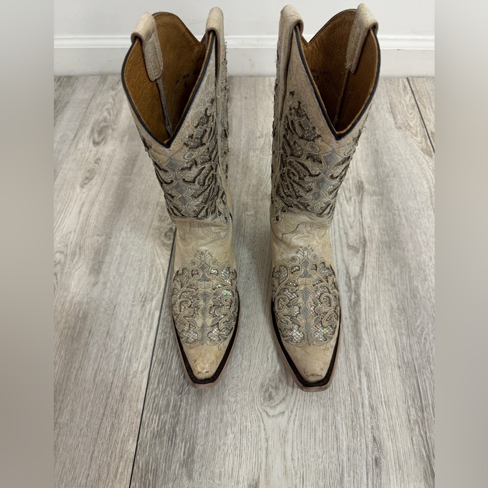 Corral Teen’s white glittered inlay snip toe cowboy boot